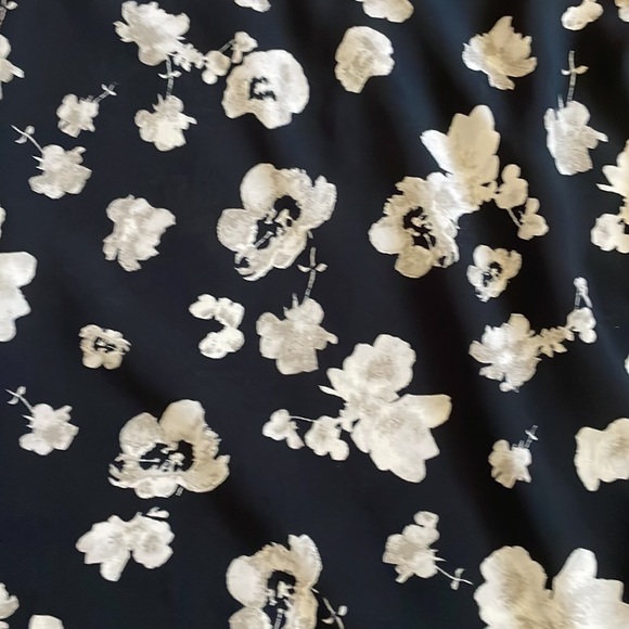 Maurice’s size M Black and Gray Floral Shirt - Picture 2 of 4
